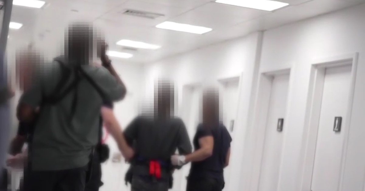 Zeci de infractori români, expulzați din Marea Britanie cu bani pe card. „Preluăm controlul asupra granițelor noastre”