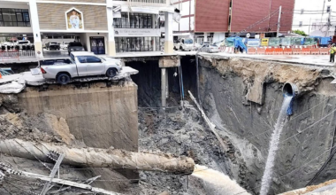 Un crater uriaș a înghițit mașini și stâlpi de electricitate în apropierea unui spital din capitala Thailandei. Momentul a fost filmat