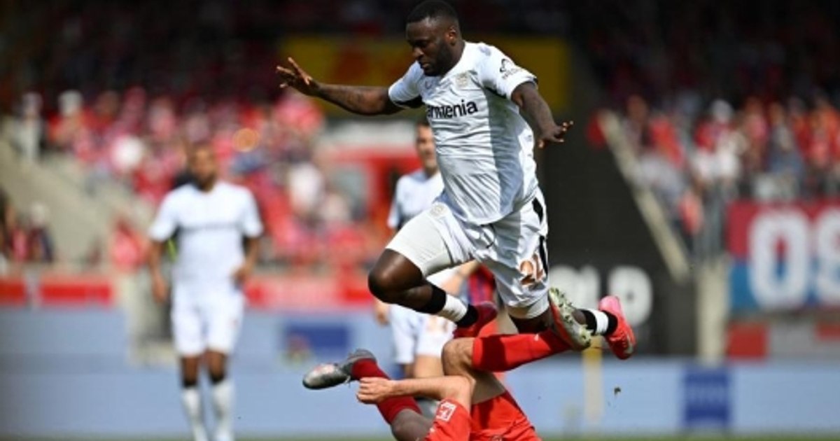 Un fotbalist a fost băgat în ședință de club, după ce a delirat pe Snapchat: „Viața e ca un pantof, nu poți bea dintr-o vacă, pentru că pământul e un morcov!”