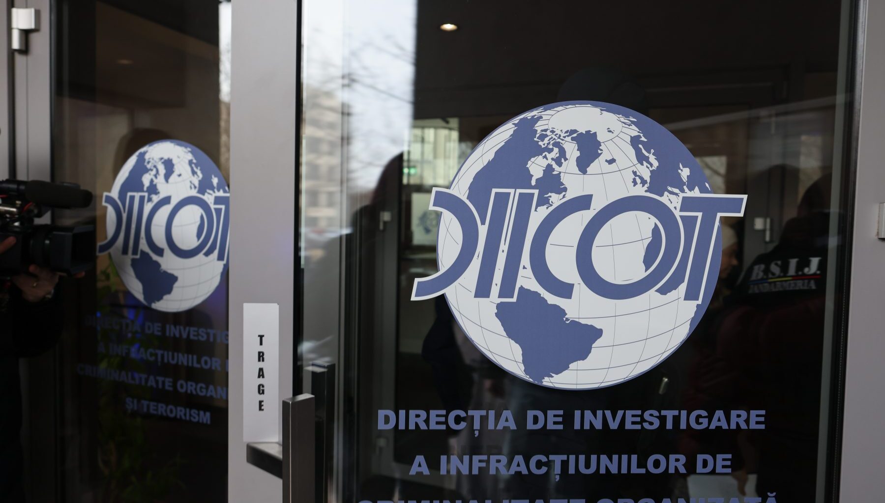 Tânărul de 17 ani acuzat că a trimis sute de mesaje de amenințare către școli și spitale, reținut de DIICOT. Procurorii spun alături de cine a acționat