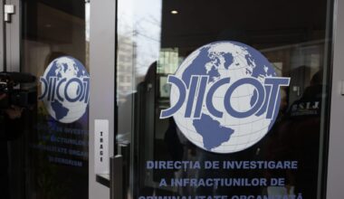 Tânărul de 17 ani acuzat că a trimis sute de mesaje de amenințare către școli și spitale, reținut de DIICOT. Procurorii spun alături de cine a acționat