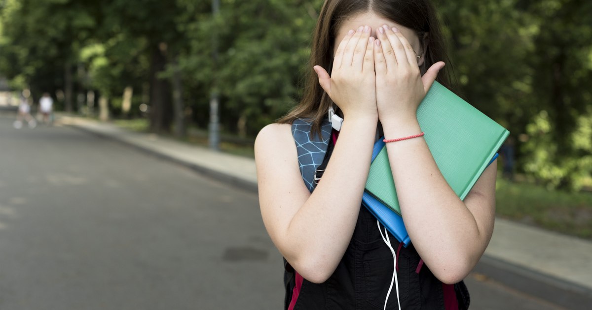 Un profesor din Dâmbovița, reținut după ce a sărutat forțat o elevă de 13 ani în timpul orei de curs