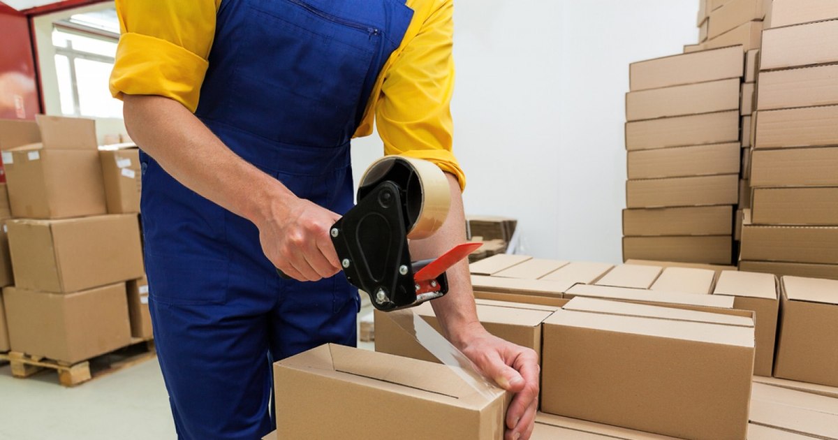 Peste 500 de angajați „la negru”, descoperiți la o firmă de curierat din București. Ministrul Muncii: „Amenda a fost de doar 200.000 lei”