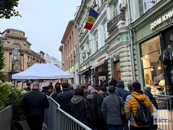 În preajma secțiilor de vot din Rusia s-au format cozi. FOTO: IPN