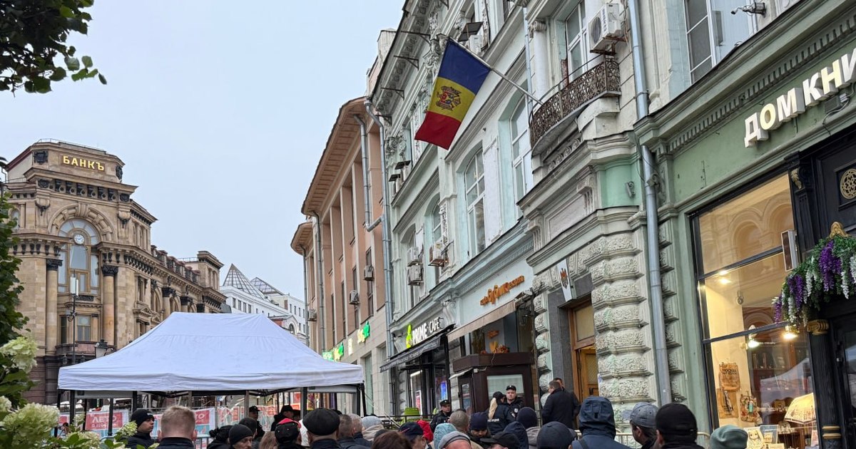 Cozi la secțiile de votare pentru moldovenii din Moscova: votanții au venit cu steagurile Republicii Moldova și ale Rusiei