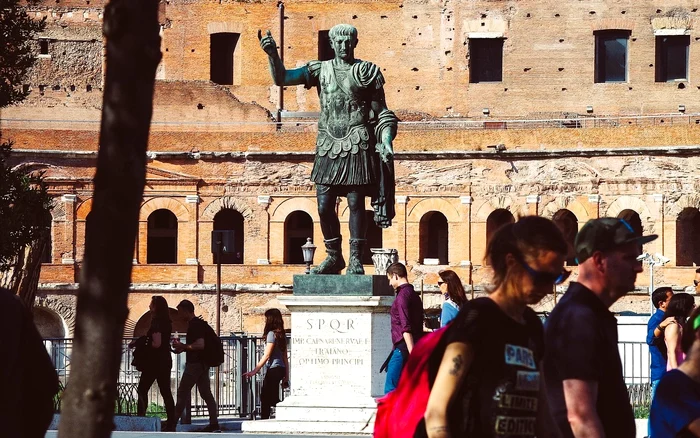 Împăratul Traian, omagiat atât în Italia cât și în România. Foto: Pixabay.com