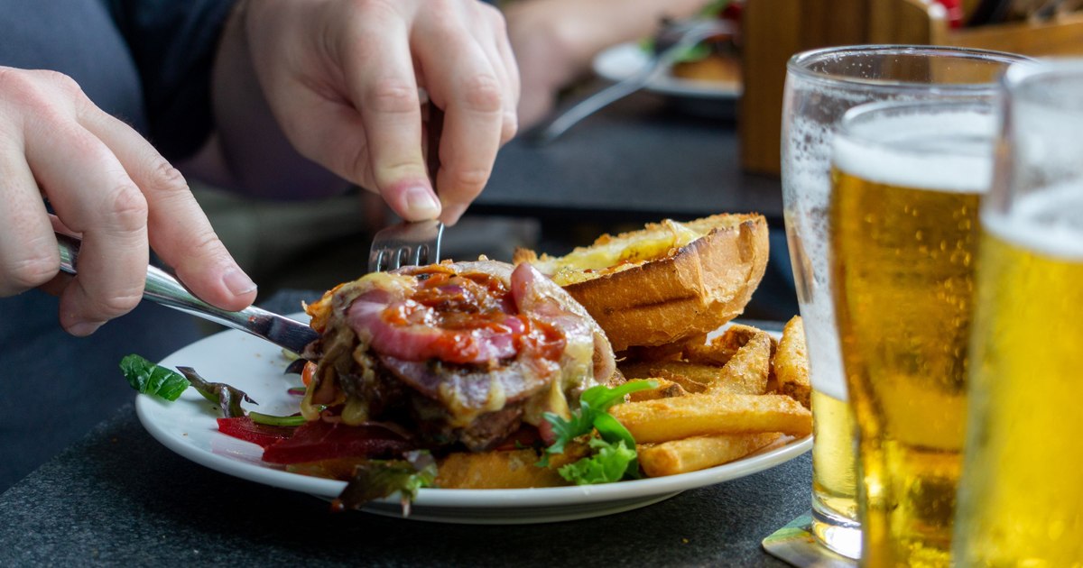 De ce nu mai gătesc românii? Generația Glovo, bucătăriile-fantomă și obiceiul pierdut al mesei de acasă