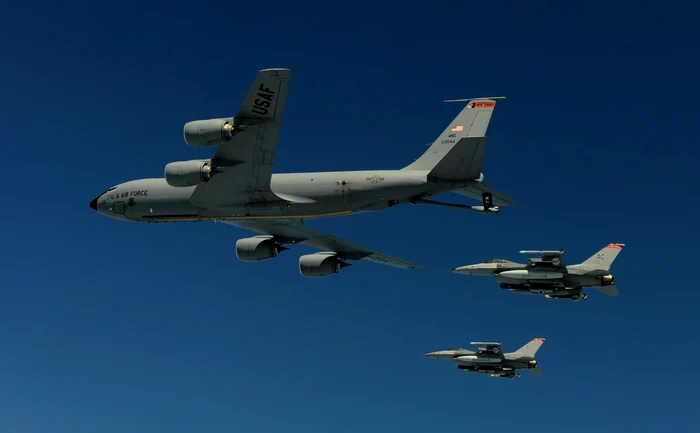 Avion cisternă  KC-135, însotit de avioane de luptă/FOTO:X