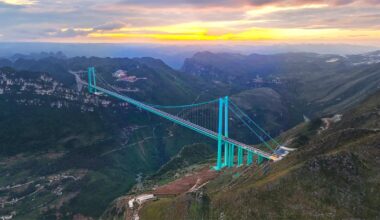 China a inaugurat cel mai înalt pod din lume, construcţia căruia a costat de 2 ori mai puţin decât podul de la Brăila din România | PiataAuto.md