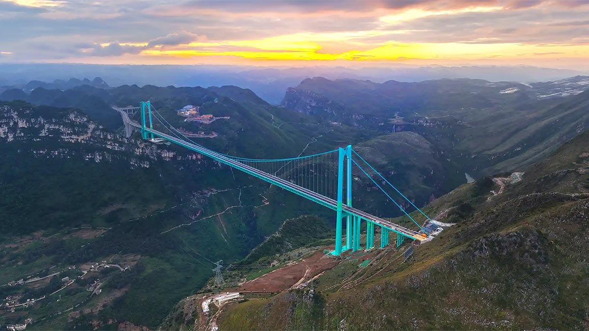 China a inaugurat cel mai înalt pod din lume, construcţia căruia a costat de 2 ori mai puţin decât podul de la Brăila din România | PiataAuto.md