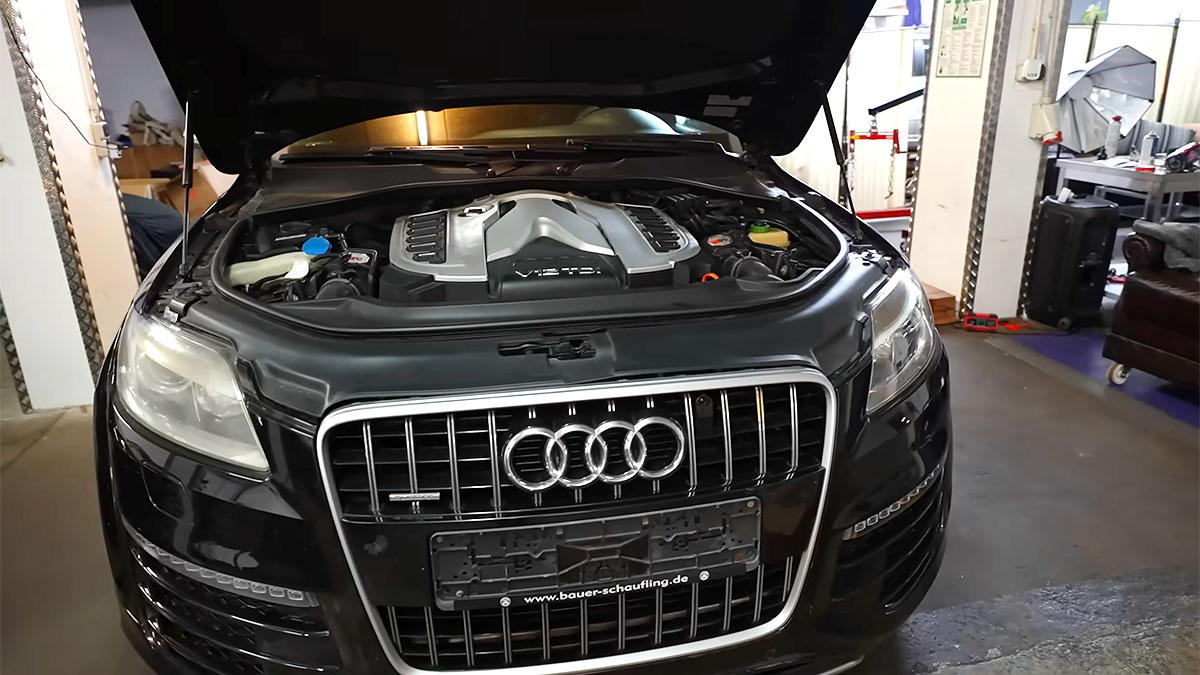 (VIDEO) După ce a eşuat TUV-ul cu un Audi Q7 V12 TDI cu aproape 1 milion km parcurşi, un german a descoperit cât de greu e să aduci maşina la conformitate cu piese ieftine | PiataAuto.md