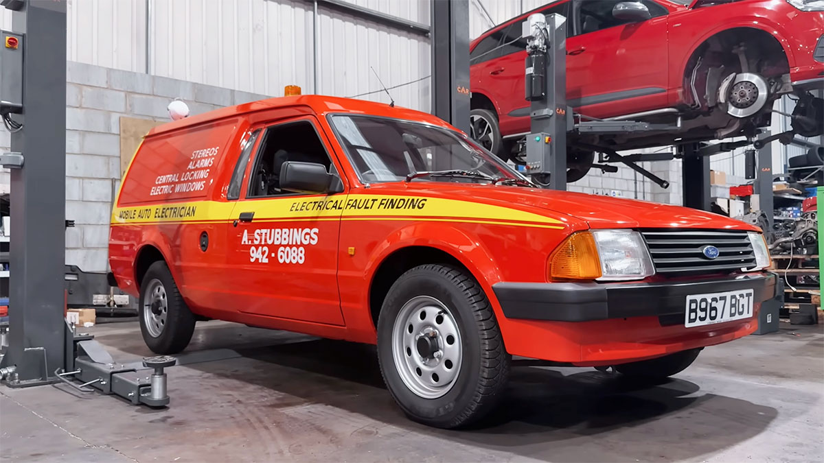 (VIDEO) Un service din Marea Britanie a arătat cum e să lucrezi la un Ford din 1985, care mai merge până în prezent, şi să-i schimbi distribuţia | PiataAuto.md