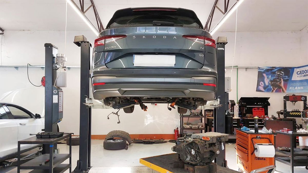 Un service din Croaţia a arătat cum dealerii oficiali îi cer ajutorul în a repara propriile maşini electrice şi se întreabă dacă n-ar trebui ei să proiecteze un model uşor de reparat | PiataAuto.md