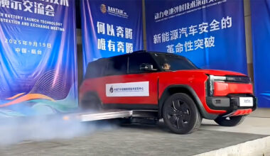 (VIDEO) O echipă de ingineri din China e criticată dur de publicul chinez, după ce a creat un sistem bizar de expulzare a bateriei de pe maşinile electrice | PiataAuto.md