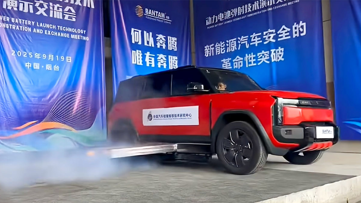 (VIDEO) O echipă de ingineri din China e criticată dur de publicul chinez, după ce a creat un sistem bizar de expulzare a bateriei de pe maşinile electrice | PiataAuto.md