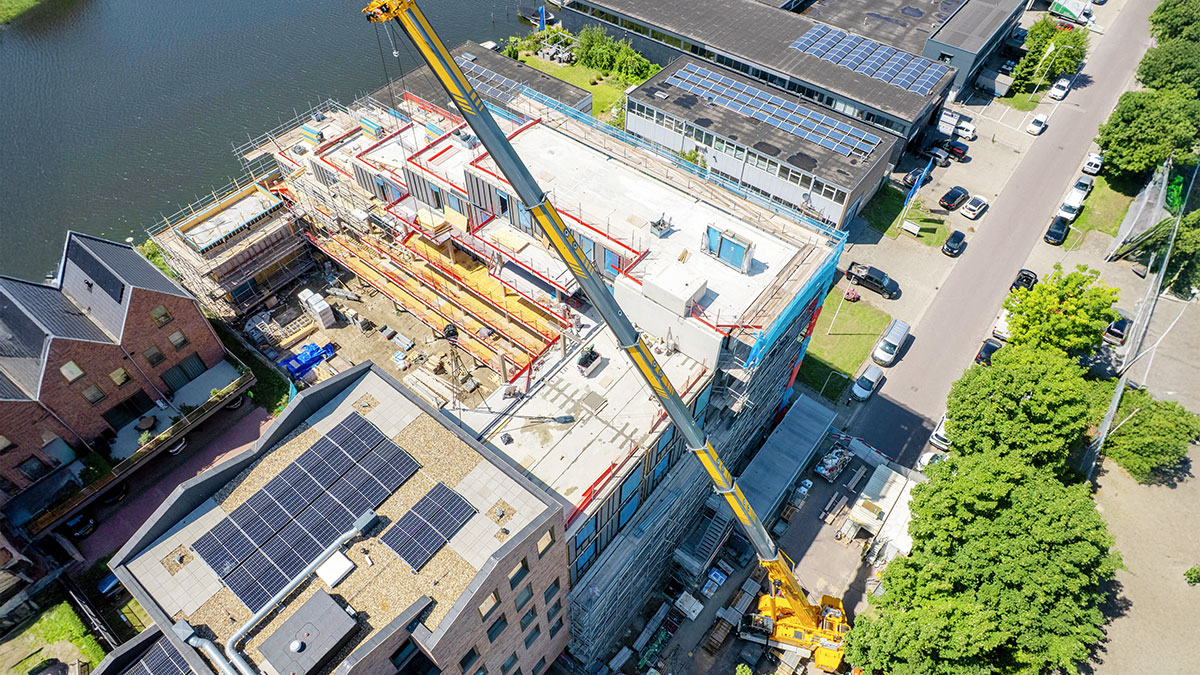 O singură macara Liebherr a construit un întreg bloc de locuinţe în doar 7 săptămâni în Olanda, marcând un record de randament | PiataAuto.md