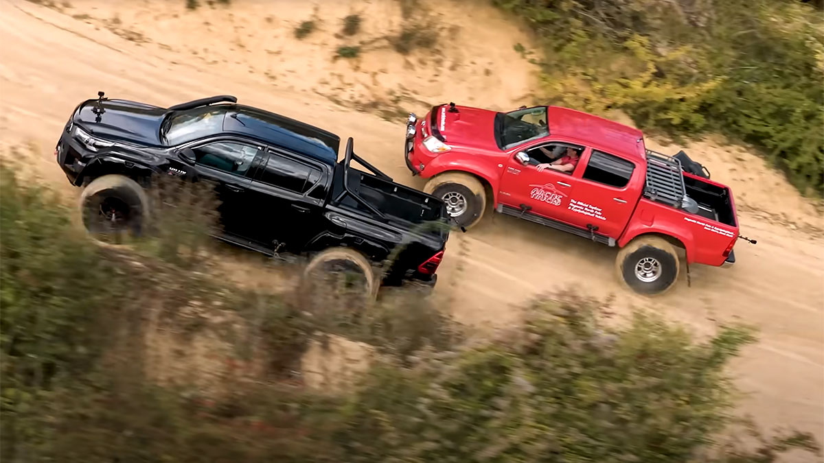 (VIDEO) Britanicii au comparat capacităţile de offroad între renumita Toyota Hilux cu care Top Gear a ajuns la Polul Nord şi unul actual, modificat similar | PiataAuto.md