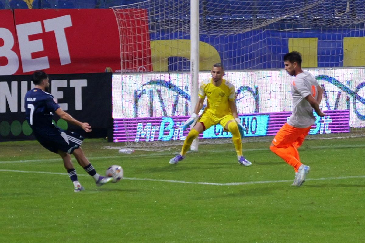 ROȘU direct în Metaloglobus - FC Botoșani » Imediat, gol minunat din lovitură liberă