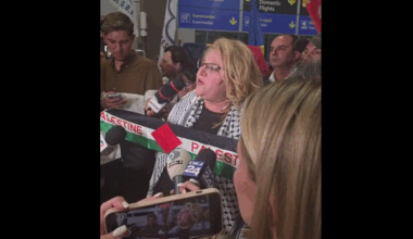 Diana Șoșoacă a fluturat steagul Palestinei pe aeroportul Otopeni. Ea a făcut atacuri la adresa Israel, NATO, Parchetul General și UE
