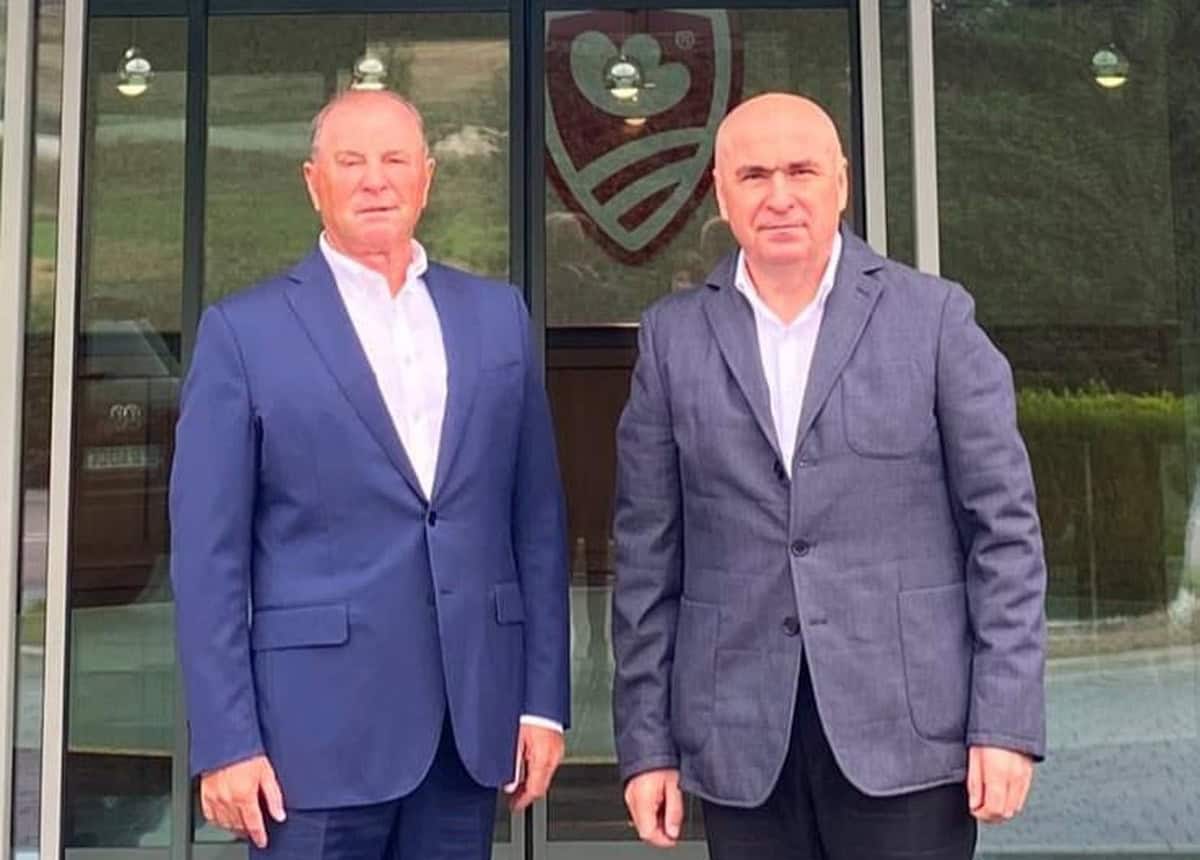 Premierul Ilie Bolojan, vizită la compania Transavia din Alba. Ce a discutat cu anteprenorul Ioan Popa, fondatorul businessului