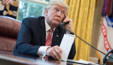 Donald Trump vorbește la telefon