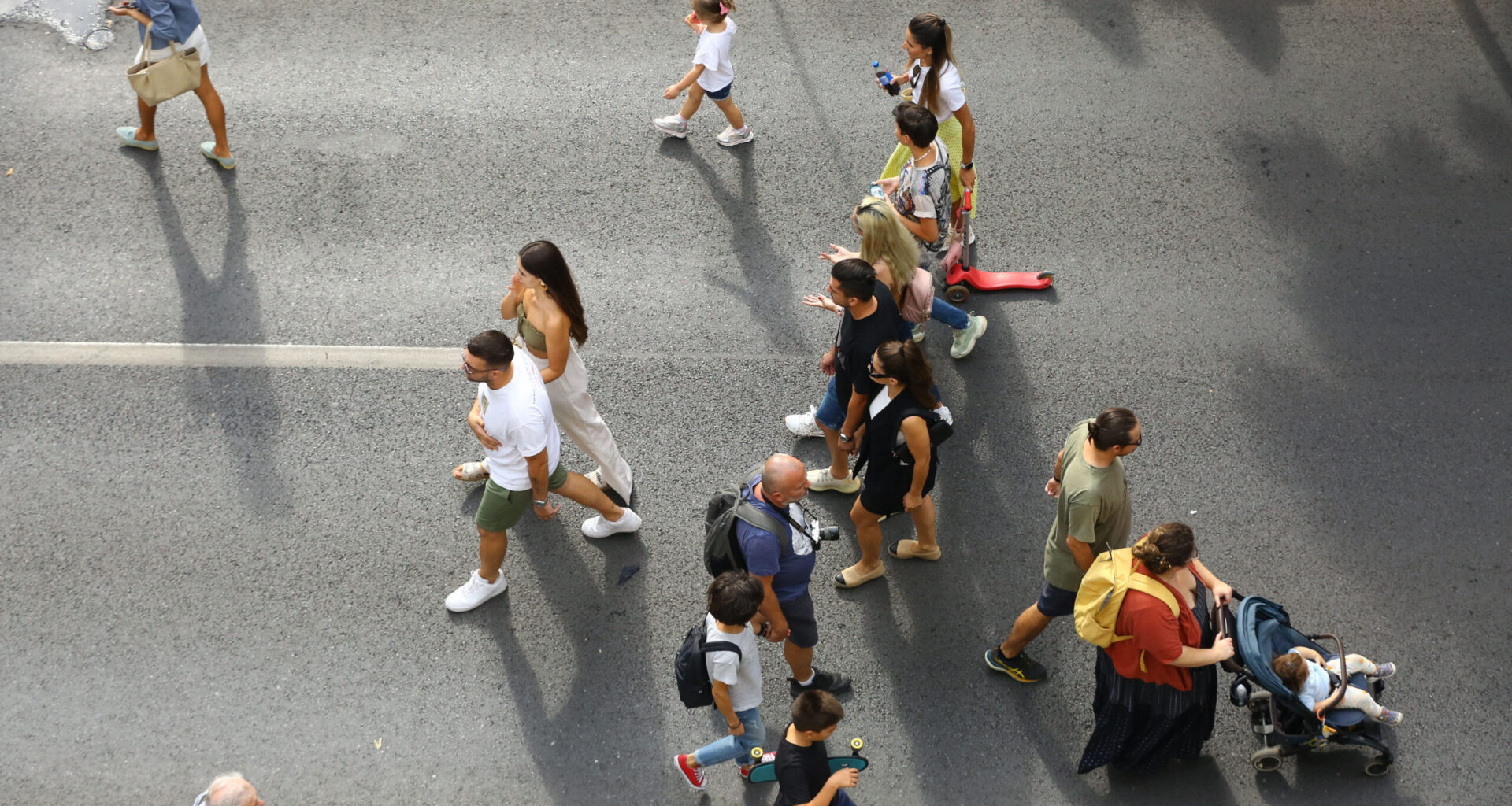 70% dintre români cred că România merge într-o direcție greșită / Călin Georgescu, George Simion și Nicușor Dan, pe primele locuri la capitolul încredere