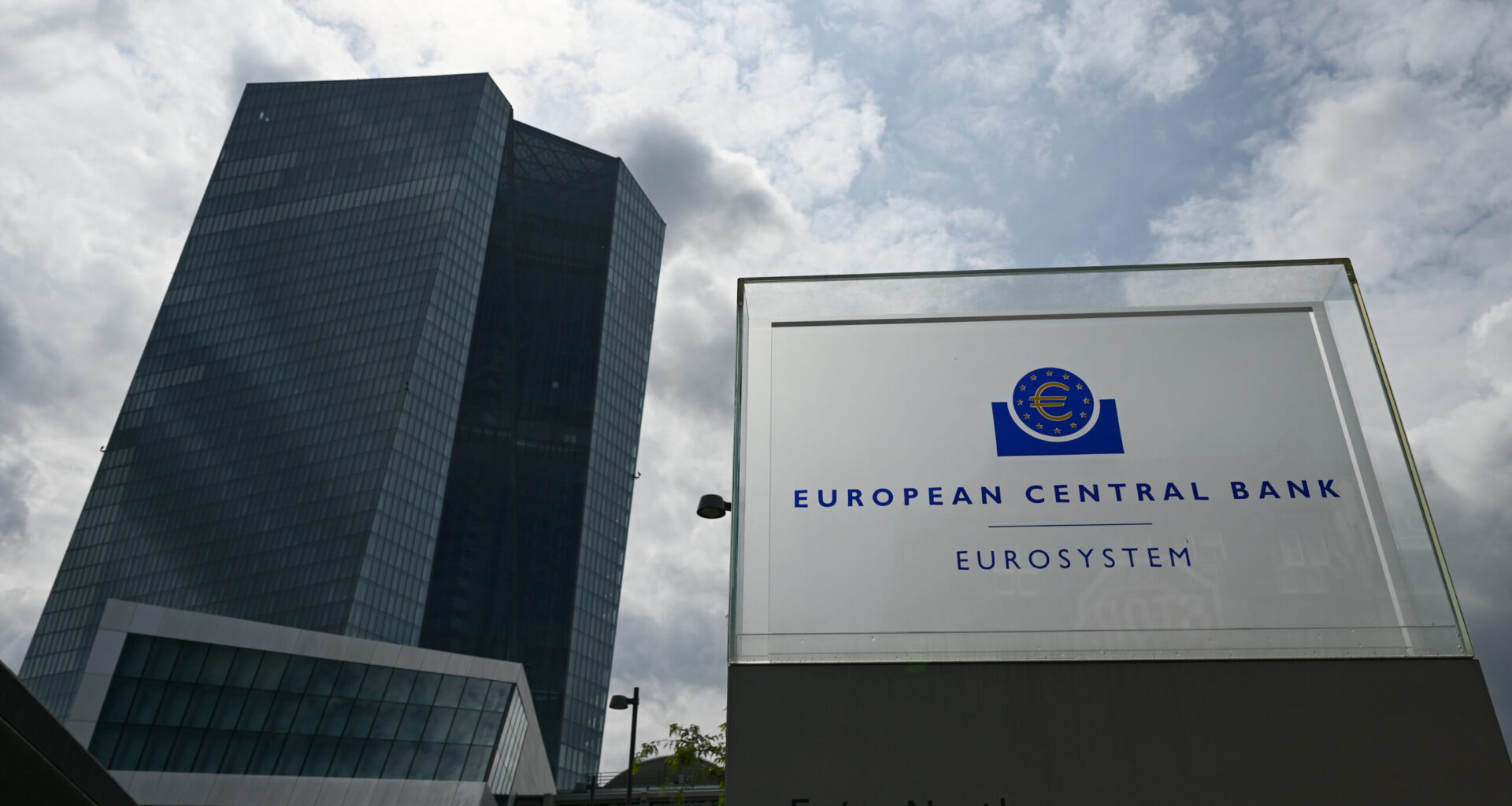 Cetățenii, atenționați de Banca Europeană să păstreze sume de bani în numerar. Motivele invocate