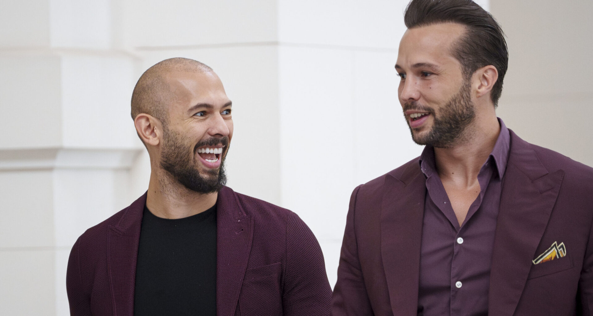 Frații Tate, băgați în sperieți de un român înarmat în fața casei lor din Voluntari. Cei doi au chemat poliția  