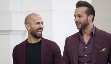 Frații Tate, băgați în sperieți de un român înarmat în fața casei lor din Voluntari. Cei doi au chemat poliția  