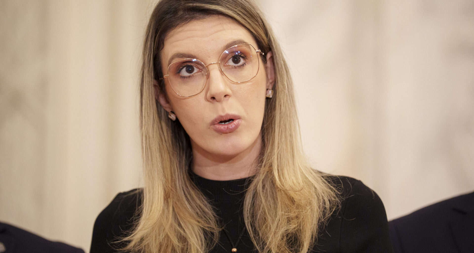 Domnule prim-ministru, tolerați abuzul în serviciu al doamnei ministru?