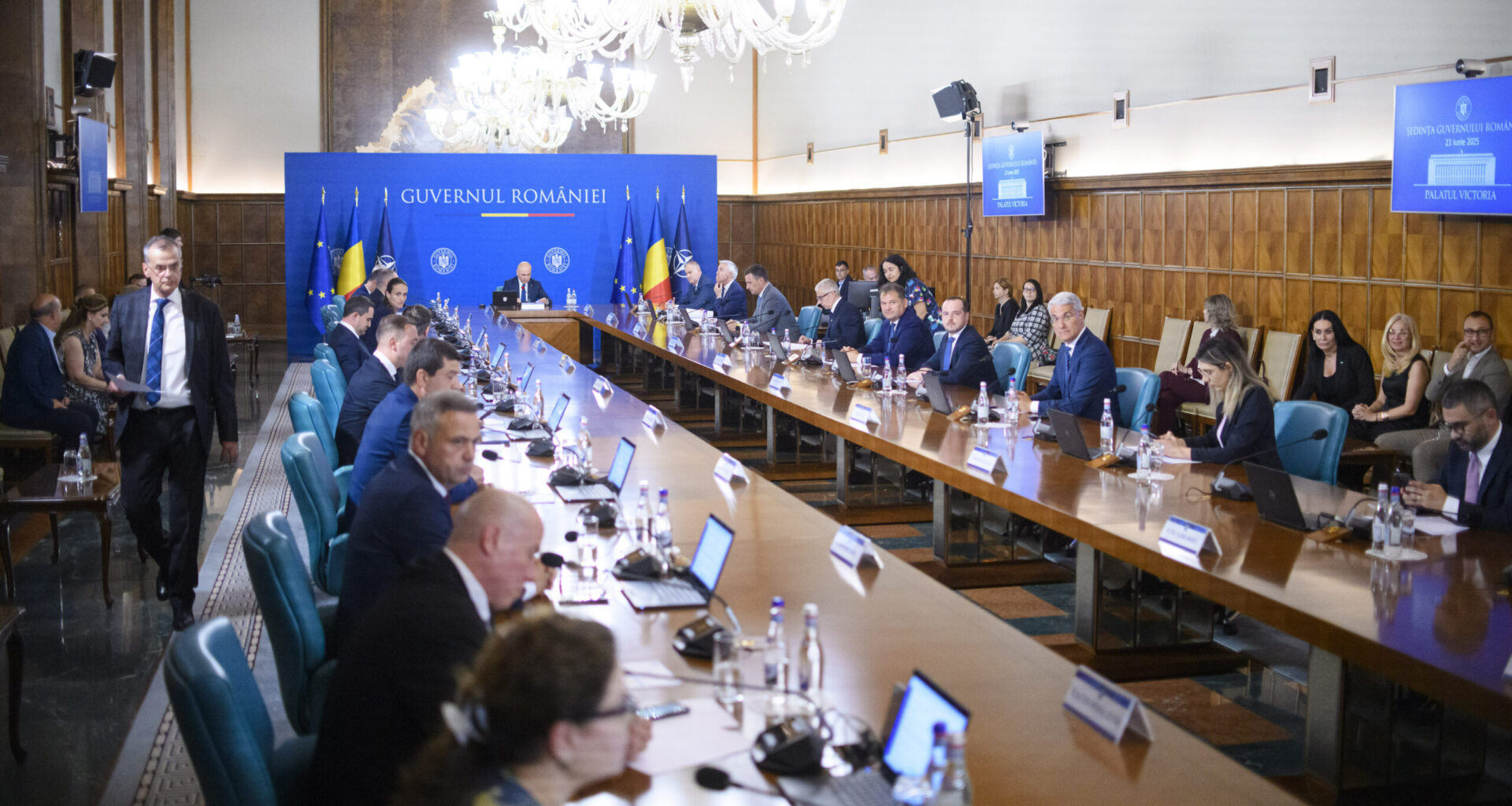 Guvernul extinde plafonarea adaosului comercial la alimentele de bază cu încă șase luni / Lista produselor