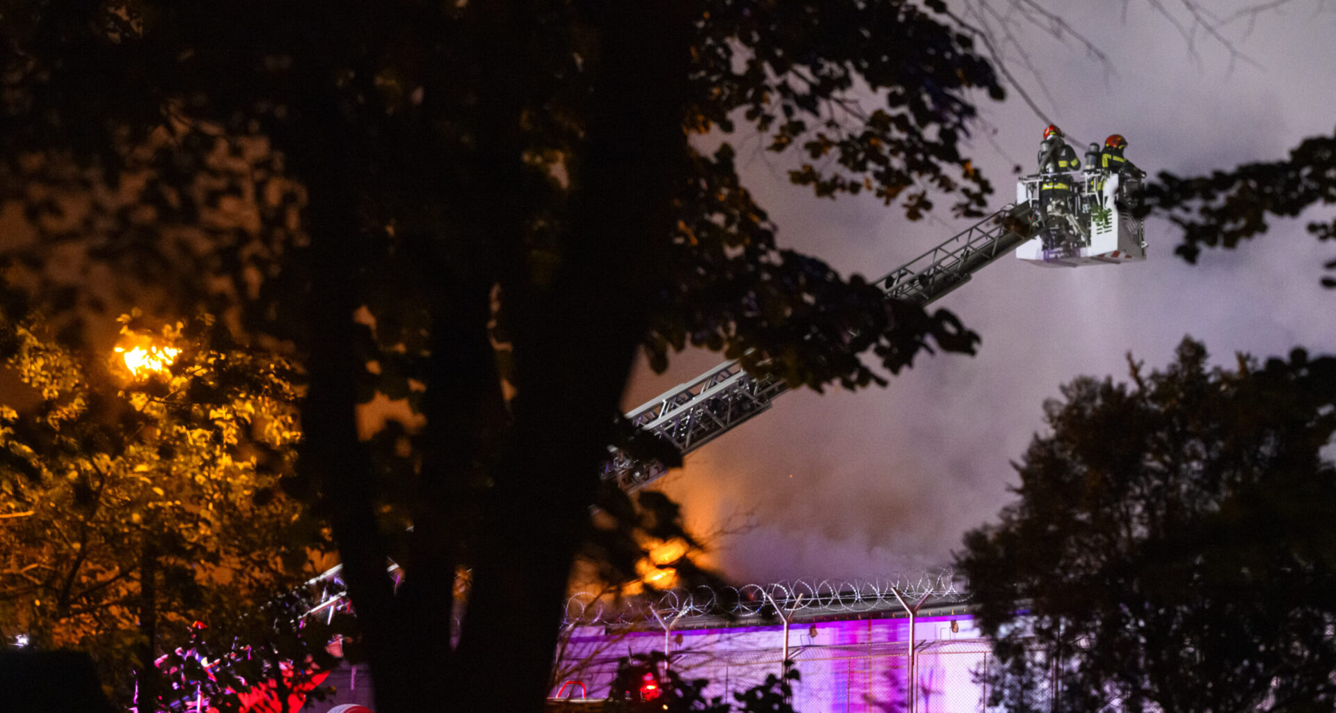 Incendiul din Sectorul 2. 14 autospeciale ale pompierilor se află în continuare la fața locului