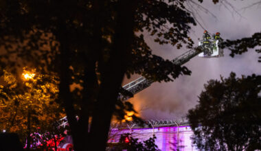 Incendiul din Sectorul 2. 14 autospeciale ale pompierilor se află în continuare la fața locului