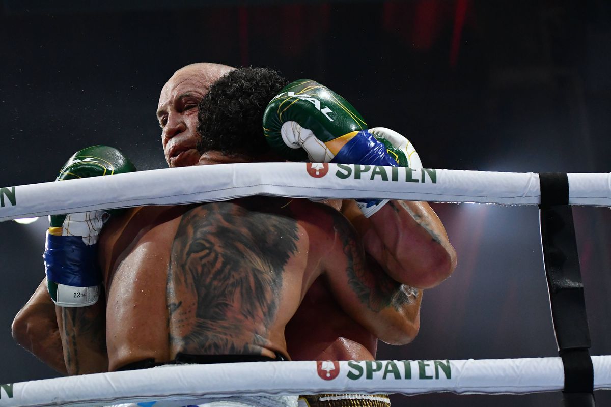 Haos total la un meci de box! Legenda MMA, făcută KO într-o încăierare după un meci de box