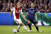 Kasper Dolberg (stânga), în duel cu Hakan Calhanoglu în Ajax - Inter 0-2/ Foto: IMAGO