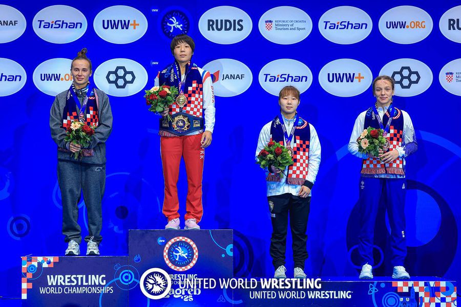 A luat bronz la Mondiale, iar antrenorul le bate obrazul celor de la Steaua: „E urât ce fac!” + „Alerga cu fesul în cap pe plajă, iar colegele se relaxau pe șezlong”