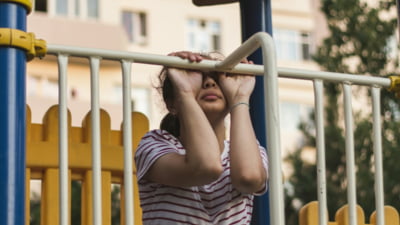 Bărbat de 52 de ani, reținut după ce a luat de mână o elevă cu forța în apropierea școlii. Fata a fost salvată de trecători