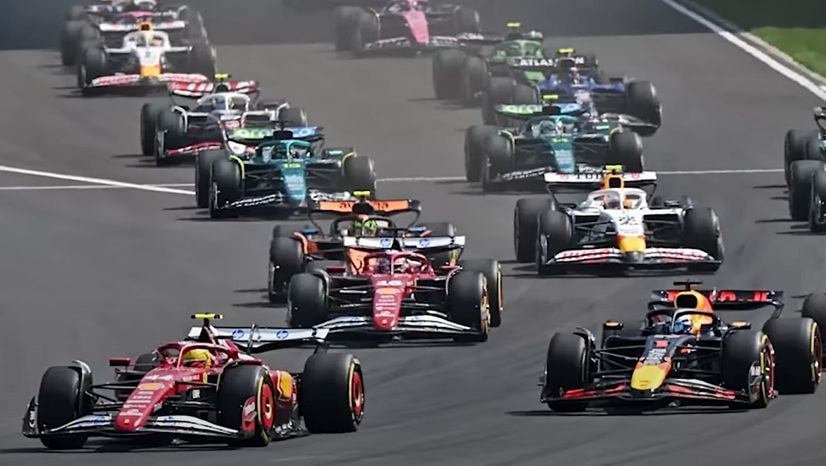 Monoposturi de Formula 1 întrecându-se pe circuit. McLaren, Ferrari, RedBull și Mercedes, printre primele din cursă.