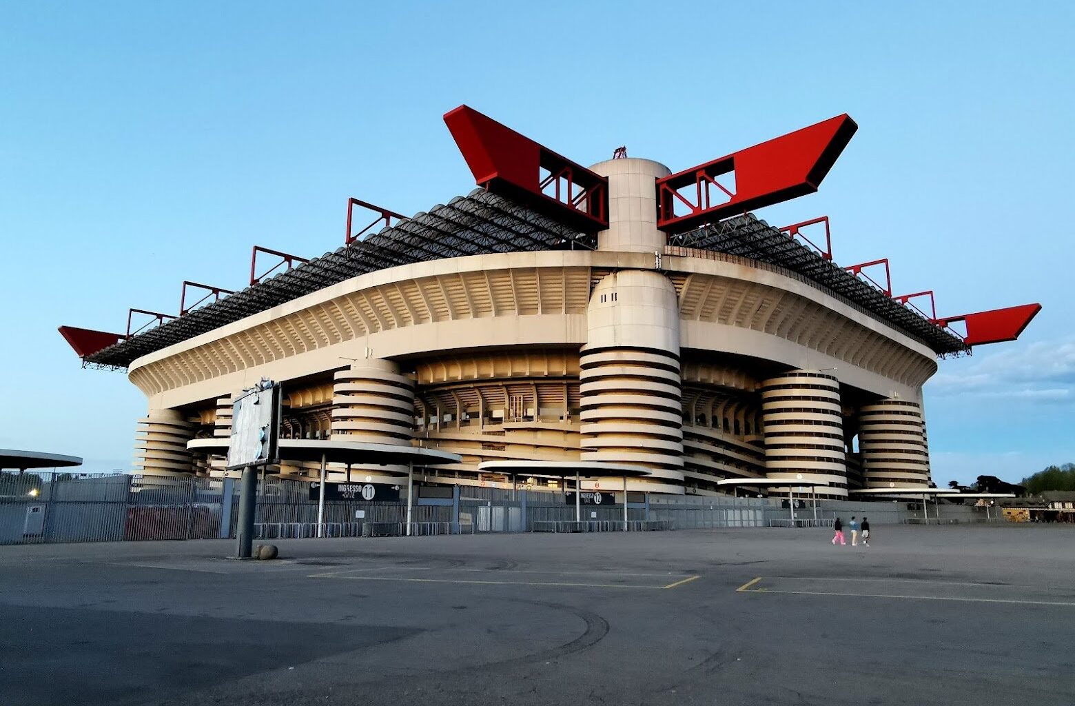 San Siro este unul dintre cele mai importante stadioane din Italia. A găzduit meciul de deschidere de la Mondialul din 1990.