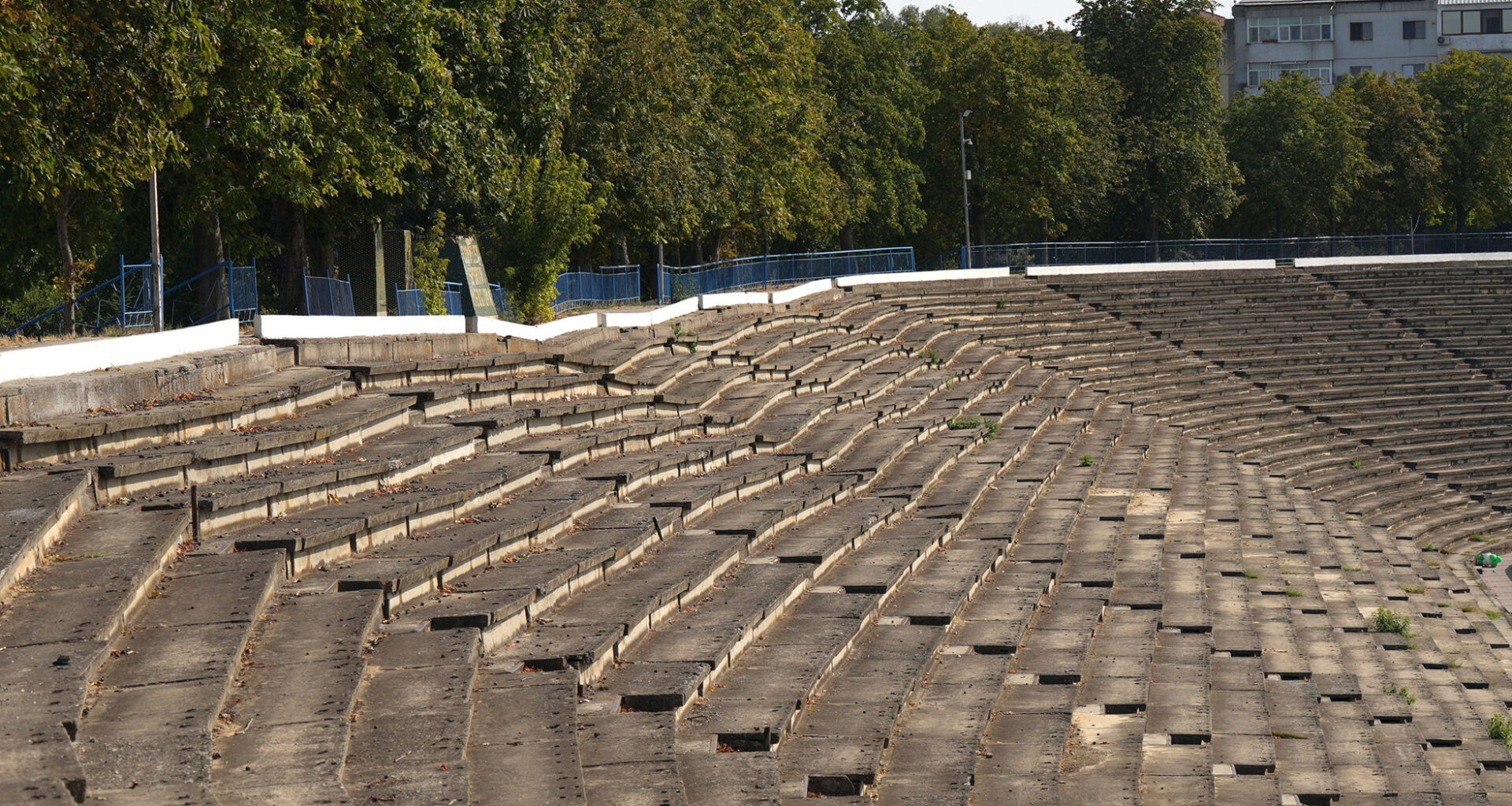 Mastodontul lui Nicolae Ceauşescu se scufundă
