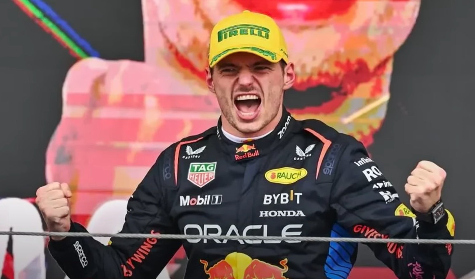Max Verstappen, fericit pe podiumul de premiere. Pilotul celor de la RedBull este campionul mondial en-titre din Formula 1.