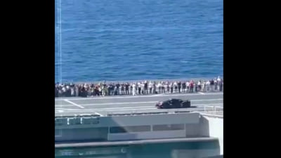 Nou record de viteză, stabilit de un Ferrari pe puntea portavionului Italiei. Ce viteză a putut atinge mașina cu motor V8 hibrid. „Poate fi foarte periculos” VIDEO