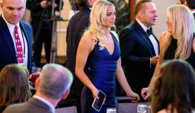 A intrat în toaletă, unde două persoane o ”bârfeau”. Ce a urmat a făcut înconjurul internetului: ”Poftim?!”