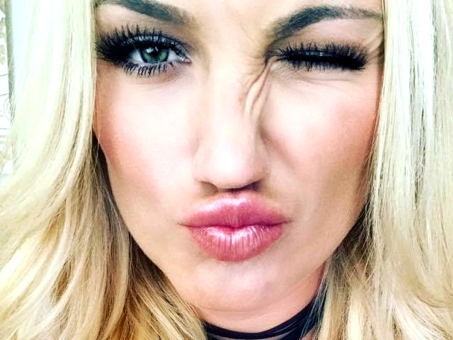 Și-a pus tatăl să o scoată din testamentul de 5.000.000$! Unde a ajuns să trăiască, după moartea lui