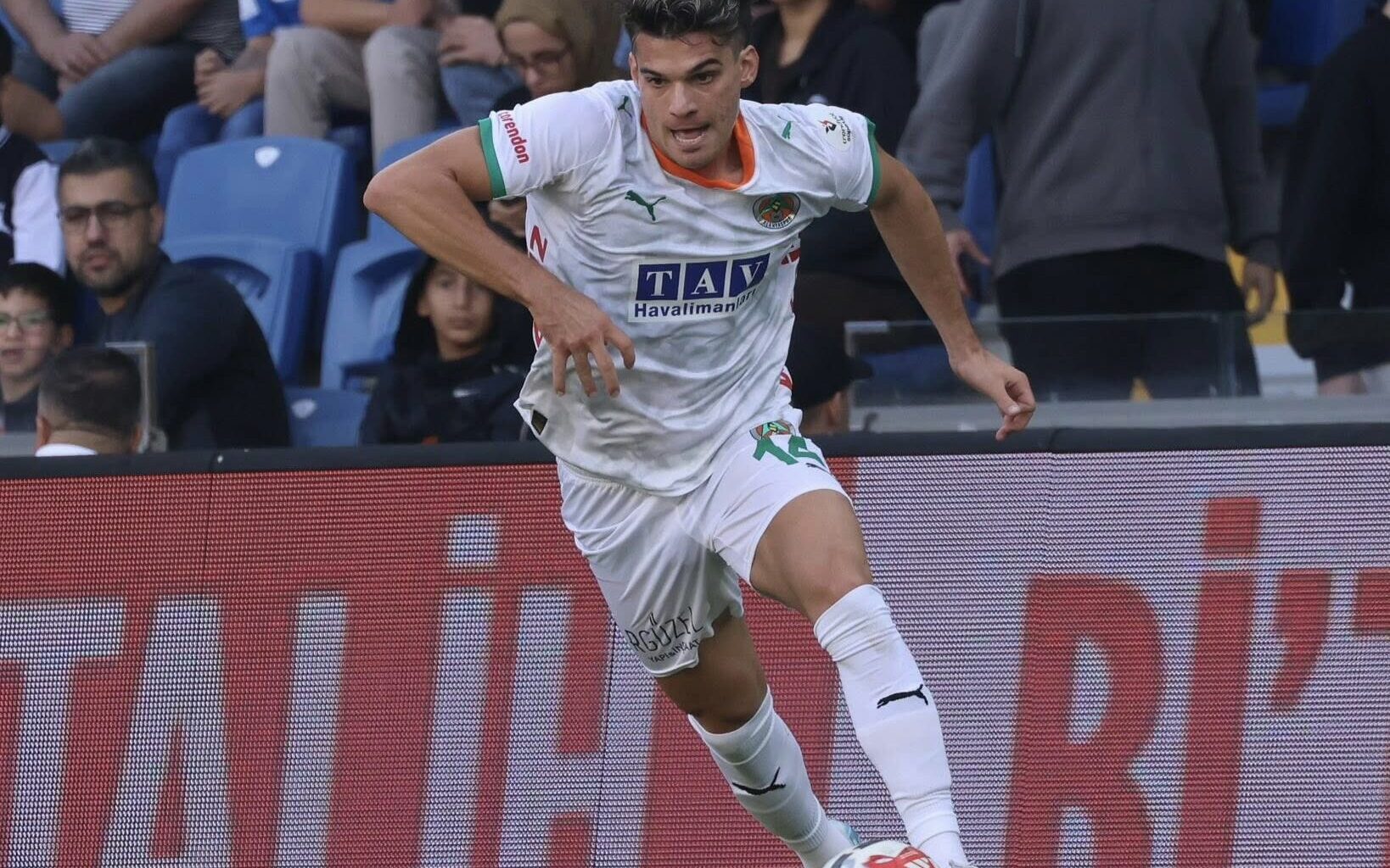 Suflet de tată! Gică Hagi a fost în tribune la debutul ca titular al lui Ianis Hagi și turcii au pus imediat camerele pe el