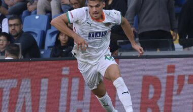 Suflet de tată! Gică Hagi a fost în tribune la debutul ca titular al lui Ianis Hagi și turcii au pus imediat camerele pe el