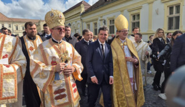 VIDEO: Nicușor Dan la ieșirea din Catedrala Greco Catolică din Blaj a dat mâna cu mai mulți cetățeni, dar nu a făcut declarații