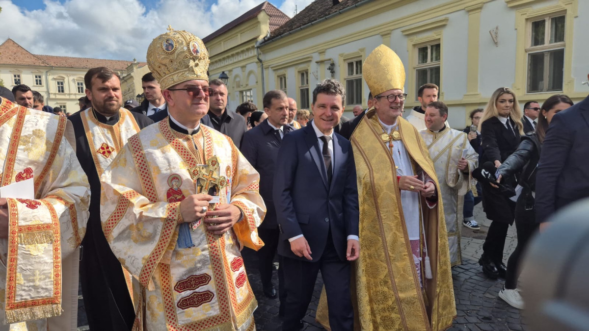 VIDEO: Nicușor Dan la ieșirea din Catedrala Greco Catolică din Blaj a dat mâna cu mai mulți cetățeni, dar nu a făcut declarații
