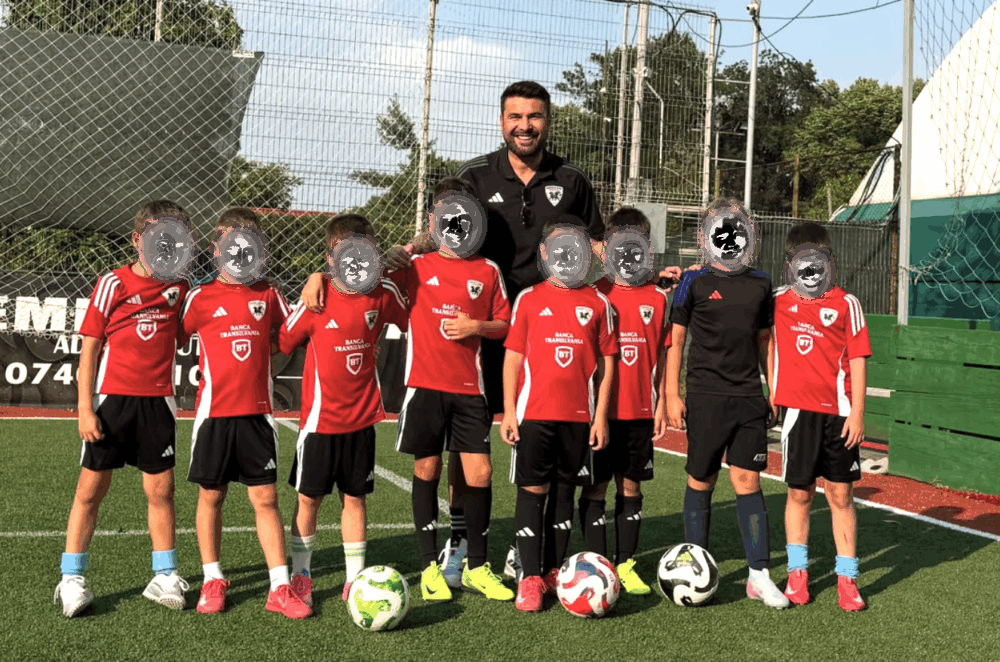 Adrian Mutu, stăpân pe un teren de sport al statului, obținut fără licitație. Fotbalistul decide cine și la ce oră joacă, deși oficial nu are acest drept. Echipele de rugby au fost marginalizate