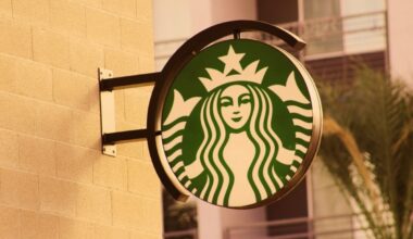 Starbucks a publicat o declarație în care clarifică politica companiei după ce un angajat a „refuzat” cererea unui client de a scrie numele lui Charlie Kirk pe paharul său.